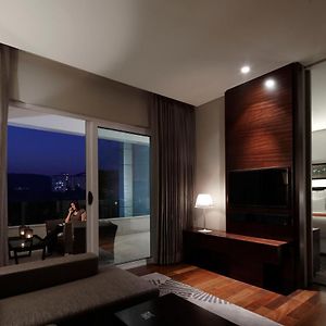 Soho Suite King Bed Mountain View Balcony